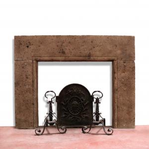 Antico camino in pietra cm.142x110h. Epoca 1800